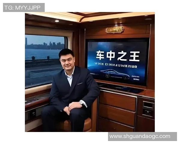 姚明开车搞笑瞬间揭秘高个子如何应对车内空间挑战