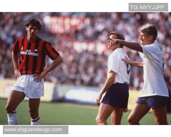 足球传奇范巴斯滕的辉煌历程与偶像魅力解析